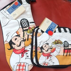 NWT Home Collection Pot Holders And Oven Mitt Set